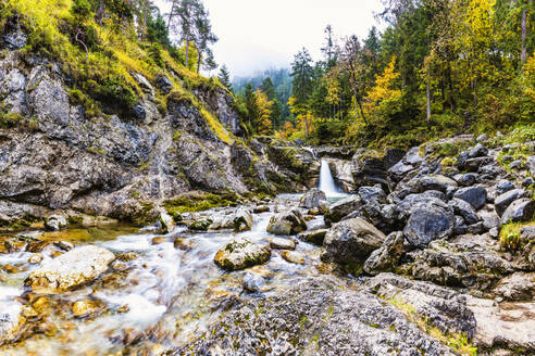 Wasserfall und Bach in Herbstlandschaft - WGF01374
