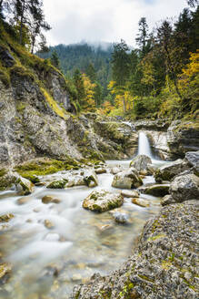 Wasserfall und Bach in Herbstlandschaft - WGF01375