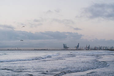 Hafen von Valencia am Mittelmeer mit gegen Himmel - EGAF01035