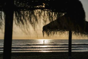 Silhouette Frau Surfen mit Paddleboard auf dem Meer bei Sonnenaufgang - EGAF01065
