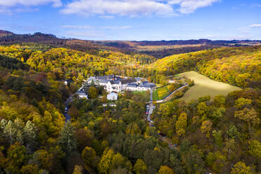 Kloster Eberbach umgeben von Wäldern im Herbst - AMF08701
