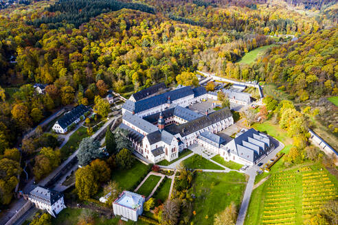 Kloster Eberbach umgeben von Wäldern im Herbst - AMF08702