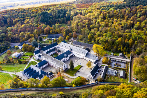 Kloster Eberbach umgeben von Wäldern im Herbst - AMF08703