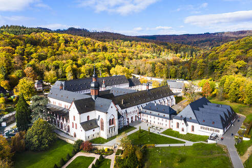 Kloster Eberbach umgeben von Wäldern im Herbst - AMF08705