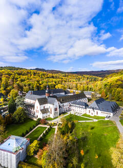 Kloster Eberbach umgeben von Wäldern im Herbst - AMF08707