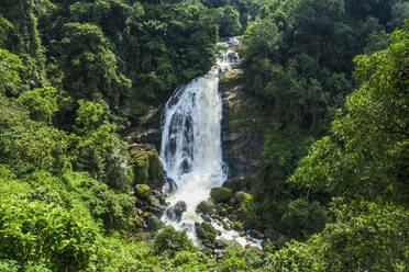 Der 70 m hohe Valara-Wasserfall am Deviyar-Fluss nach dem Monsun, eine beliebte Sehenswürdigkeit auf dem Weg nach Munnar, Bezirk Idukki, Kerala, Indien, Asien - RHPLF17787
