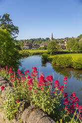 Blick auf den Fluss Wye und die Kirche von Bakewell, Bakewell, Derbyshire Dales, Derbyshire, England, Vereinigtes Königreich, Europa - RHPLF17806