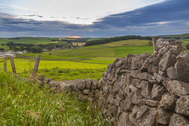 Blick auf den Sonnenuntergang und die Trockensteinmauer mit Blick auf den Peak Forest, Peak District National Park, Derbyshire, England, Vereinigtes Königreich, Europa - RHPLF17815