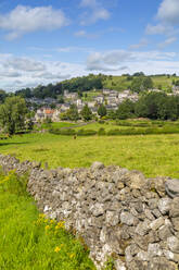 Blick auf Trockensteinmauern und Brassington, Derbyshire Dales, Derbyshire, England, Vereinigtes Königreich, Europa - RHPLF17819