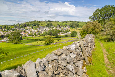 Blick auf Trockensteinmauern und Brassington, Derbyshire Dales, Derbyshire, England, Vereinigtes Königreich, Europa - RHPLF17820