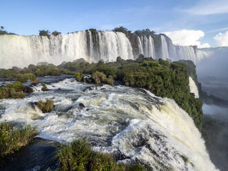 Blick auf die Iguacu-Fälle (Cataratas do Iguacu), UNESCO-Weltkulturerbe, von der brasilianischen Seite, Parana, Brasilien, Südamerika - RHPLF17827