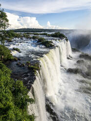 Blick auf die Iguacu-Fälle (Cataratas do Iguacu), UNESCO-Weltkulturerbe, von der brasilianischen Seite, Parana, Brasilien, Südamerika - RHPLF17828