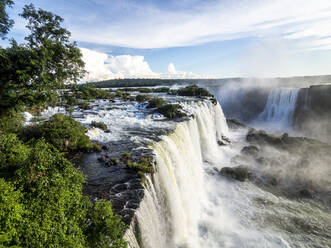 Blick auf die Iguacu-Fälle (Cataratas do Iguacu), UNESCO-Weltkulturerbe, von der brasilianischen Seite, Parana, Brasilien, Südamerika - RHPLF17829