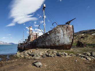 Verrostetes Fangboot auf der verlassenen norwegischen Walfangstation Grytviken, East Cumberland Bay, Südgeorgien, Polarregionen - RHPLF17835