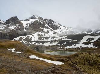 Schneebedeckte Berge und Gletscherschmelzwassersee in Gold Harbor, Südgeorgien, Polarregionen - RHPLF17837