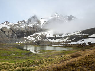Schneebedeckte Berge und Gletscherschmelzwassersee in Gold Harbor, Südgeorgien, Polarregionen - RHPLF17838