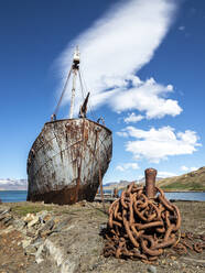 Verrostetes Fangboot auf der verlassenen norwegischen Walfangstation Grytviken, East Cumberland Bay, Südgeorgien, Polarregionen - RHPLF17845