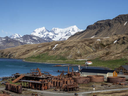 Rostende Maschinen auf der verlassenen norwegischen Walfangstation Grytviken, East Cumberland Bay, Südgeorgien, Polarregionen - RHPLF17846