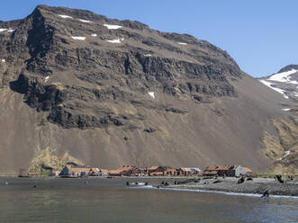 Verrostete Maschinen und Gebäude in der verlassenen Walfangstation in Stromness Harbor, Südgeorgien, Polarregionen - RHPLF17849