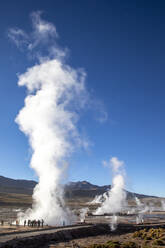 Touristen bei den Geysiren del Tatio (El Tatio), dem drittgrößten Geysirfeld der Welt, Zentrale Vulkanzone der Anden, Region Antofagasta, Chile, Südamerika - RHPLF17861