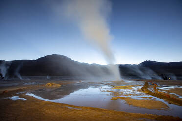 Dämmerungslicht auf den Geysiren del Tatio (El Tatio), dem drittgrößten Geysirfeld der Welt, Zentrale Vulkanzone der Anden, Region Antofagasta, Chile, Südamerika - RHPLF17862