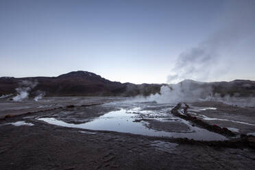 Dämmerungslicht auf den Geysiren del Tatio (El Tatio), dem drittgrößten Geysirfeld der Welt, Zentrale Vulkanzone der Anden, Region Antofagasta, Chile, Südamerika - RHPLF17865