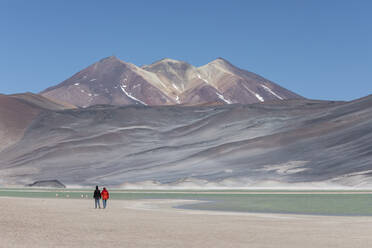 Paarwanderung im Salar de Aguas Calientes, Nationalreservat Los Flamencos, Region Antofagasta, Chile, Südamerika - RHPLF17884