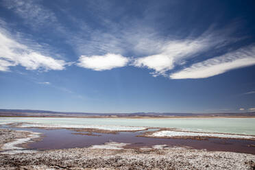 Laguna Tebenquicne, eine Salzwasserlagune in der Salar de Atacama, Los Flamencos National Reserve, Chile, Südamerika - RHPLF17889