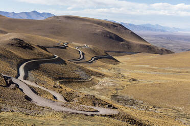 Route 40, eine steile Straße, die zum Piedra del Molino-Pass führt, Nationalpark Los Cardones, Provinz Salta, Argentinien, Südamerika - RHPLF17903