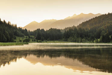 Geroldsee gegen Karwendelgebirge bei Sonnenaufgang, Klais, Werdenfelser Land, Oberbayern, Deutschland, Europa - RHPLF17934