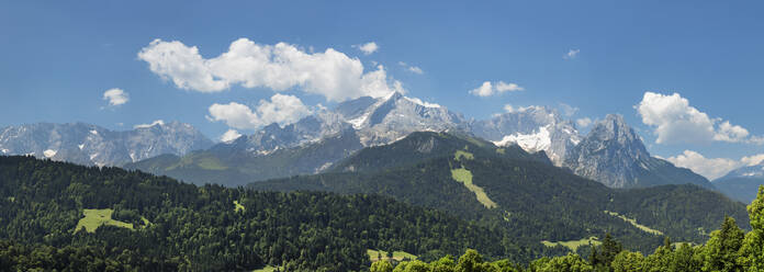 Blick auf die Zugspitze, 2962m, und Wettersteingebirge, Werdenfelser Land, Oberbayern, Deutschland, Europa - RHPLF17937