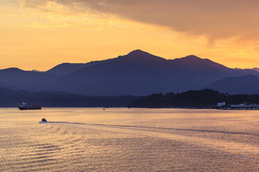 Sonnenaufgang über Prince Rupert, vom Meer aus, Kaien Island, Inside Passage, Nordwest British Columbia, Kanada, Nordamerika - RHPLF17938