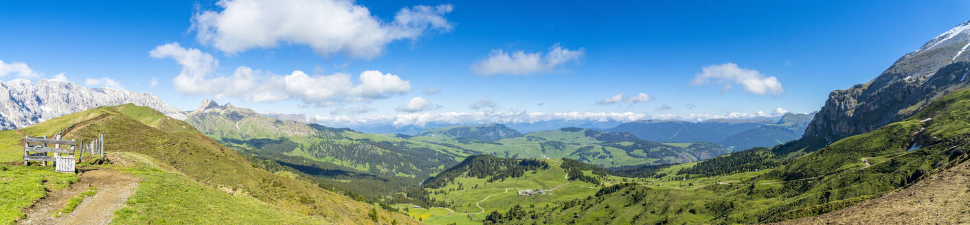 Blick auf die grünen Wiesen der Seiser Alm im Sommer, Dolomiten, Südtirol, Italien, Europa - RHPLF17944
