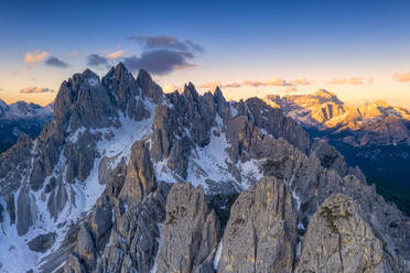Scharfe Bergspitzen der Cadini di Misurina bei Sonnenaufgang, Dolomiten, Provinz Belluno, Venetien, Italien, Europa - RHPLF17948