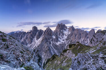 Heller Sonnenaufgang über der Berggruppe Cadini di Misurina, Dolomiten, Provinz Belluno, Venetien, Italien, Europa - RHPLF17949