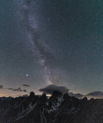 Milchstraße über der Berggruppe Cadini di Misurina, Dolomiten, Provinz Belluno, Venetien, Italien, Europa - RHPLF17952