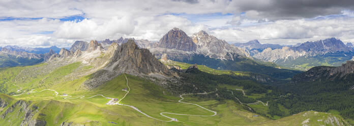 Luftaufnahme von Giau Pass, Ra Gusela, Nuvolau, Averau und Tofane Berge im Sommer, Dolomiten, Veneto, Italien, Europa - RHPLF17953