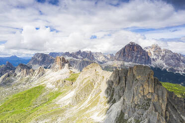 Luftaufnahme des Giau-Passes, der Berge Ra Gusela, Nuvolau, Averau und Tofane, Dolomiten, Provinz Belluno, Venetien, Italien, Europa - RHPLF17954