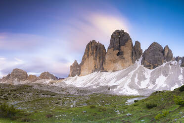 Sonnenuntergang über den Drei Zinnen, dem Paternoberg und dem Langsee im Sommer, Naturpark Sextner Dolomiten, Südtirol, Italien, Europa - RHPLF17957