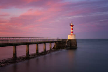 South Pier Lighthouse bei Sonnenuntergang, Amble, Northumberland, England, Vereinigtes Königreich, Europa - RHPLF17972