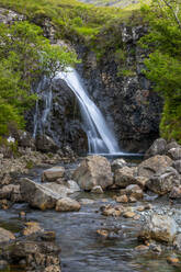 Wasserfall bei Fairy Pools, Glen Brittle, Isle of Skye, Innere Hebriden, Highlands und Inseln, Schottland, Vereinigtes Königreich, Europa - RHPLF17979