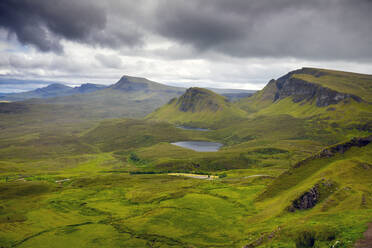 Gewitterwolken über The Quiraing, Isle of Skye, Innere Hebriden, Highlands und Inseln, Schottland, Vereinigtes Königreich, Europa - RHPLF17981