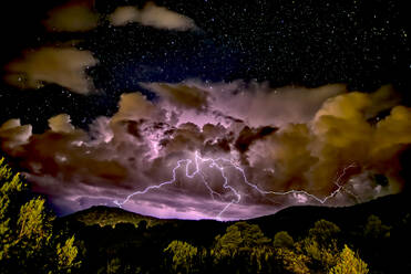 Ein Sturm nähert sich Sullivan Butte im Chino Valley bei Nacht mit einem Sternenhimmel darüber, Arizona, Vereinigte Staaten von Amerika, Nordamerika - RHPLF17982