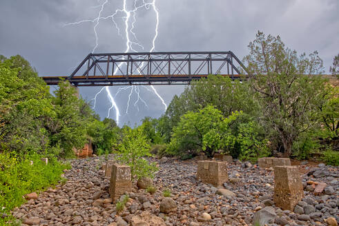 Blitzschlag eines Monsungewitters hinter einer alten Eisenbahnbrücke, die den Bear Canyon in der Nähe von Perkinsville überspannt, Arizona, Vereinigte Staaten von Amerika, Nordamerika - RHPLF17985