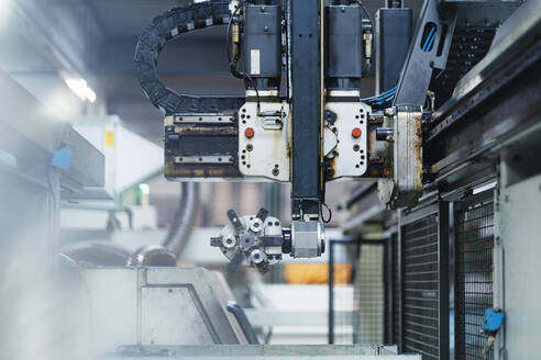 Automatische Maschine in der verarbeitenden Industrie - DIGF13134