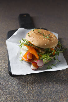 Veganer Burger mit Sojaschnitzelstreifen, Paprika, Radieschen, Oregano und Kopfsalat - MYF02303