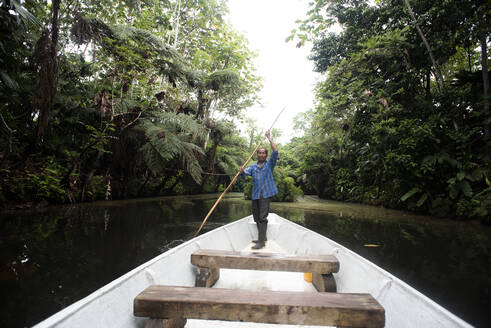 Älterer Guarani-Mann rudert im Kanu auf dem Napo-Fluss, Ecuador - DSIF00197