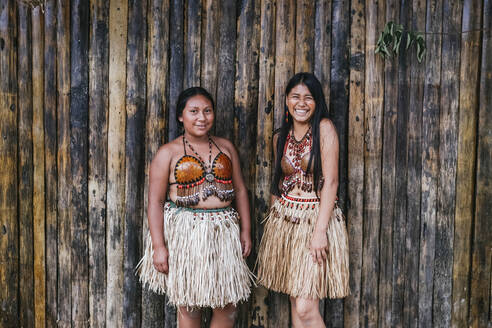 Lächelnde Guarani-Frauen an einer Bambuswand in Misahualli, Ecuador - DSIF00204