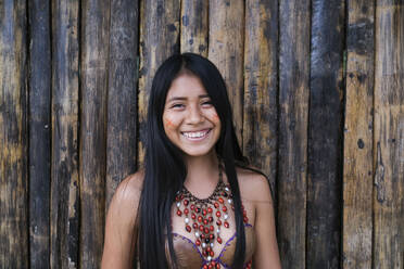 Glückliche junge Guarani-Frau an einer Bambuswand, Misahualli, Ecuador - DSIF00205