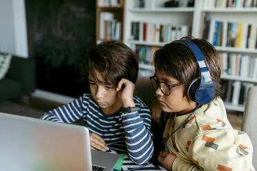 Jungen nehmen über Laptop an Hausunterricht teil - VABF04024